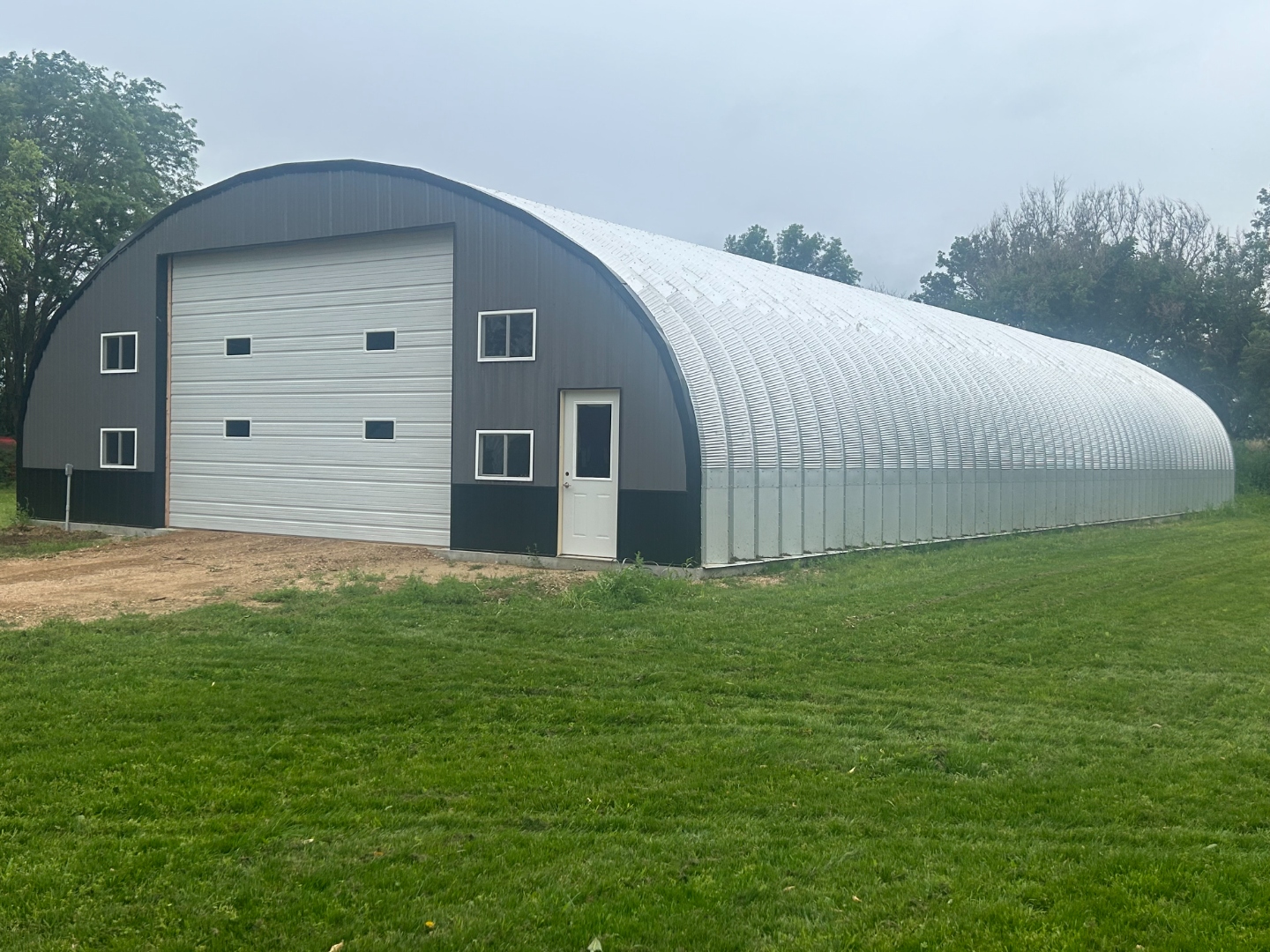 S Series large span commercial steel building with dark facade
